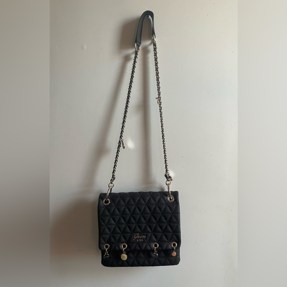 EUC: This is a beautiful black Guess handbag.  The exterior feels soft l…